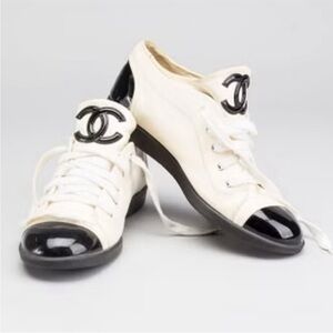 CHANEL Lambskin Patent
Calfskin CC Sneakers.37 size